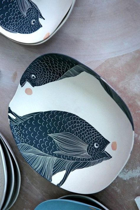 Ceramic Fish Plate, Fish Plate, Keramik Design, Ceramic Fish, Ceramic Tableware, Sgraffito, Pottery Designs, Ceramic Ideas, Ceramic Design