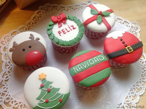 Cupcakes de Navidad Deco Cupcake, Christmas Cupcakes Decoration, Christmas Cupcake Toppers, Decorated Cupcakes, Mini Torte, Christmas Cake Designs, Holiday Cupcakes, Cupcakes Decorados, Creative Cupcakes