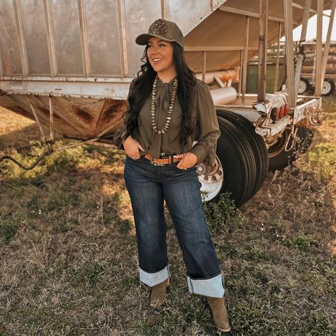 @brianna.purvis looking STUNNING in our feather trucker! 🤩🫶🏻 . . . #feathertruckerhat #feathertrucker #featherhat #westernhat #truckerhat #trendytruckerhat #trendytruckerhats #summerhat #boathat #westernfashion #westernfashioninfluencer #westernstyle #nfrfashion #nfrstyle #stagecoach #stagecoachfashion #rodeo #rodeostyle #rodeofashion Stagecoach Fashion, Nfr Style, Boat Hat, Nfr Fashion, Rodeo Fashion, Western Belt, Feather Hat, Western Hats, Western Belts