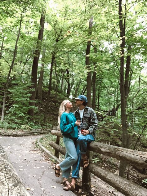 Granola Couple Outfits, Granola Couple Photoshoot, Adventures With Boyfriend, Hiking Couple Pictures, Granola Couple Aesthetic, Granola Couple, Cute Hiking Outfit Summer, Hiking Aesthetic Outfit, Outfits Granola