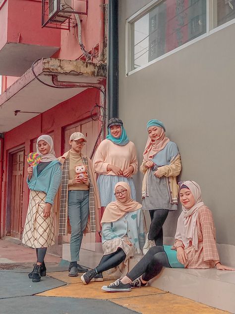 Buku Tahunan Sekolah Style With Hijab, Yearbook Photography, Style For School, Style Foto, Yearbook Photoshoot, Photoshoot Creative, Photography Concept, Yearbook Ideas, Year Book