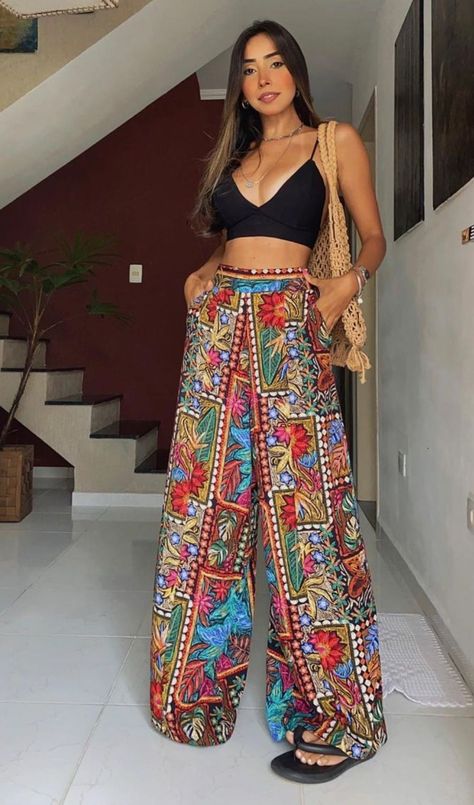 Foto: kathynarah - Looks estampados, cropped preto, saia wide leg soltinha e chinelo nuvem Hippie Chic Outfits, Looks Hippie, Look Hippie Chic, Estilo Hippie Chic, Cute Cheap Outfits, Ugly Outfits, Look Boho Chic, Boho Inspo, Estilo Hippie