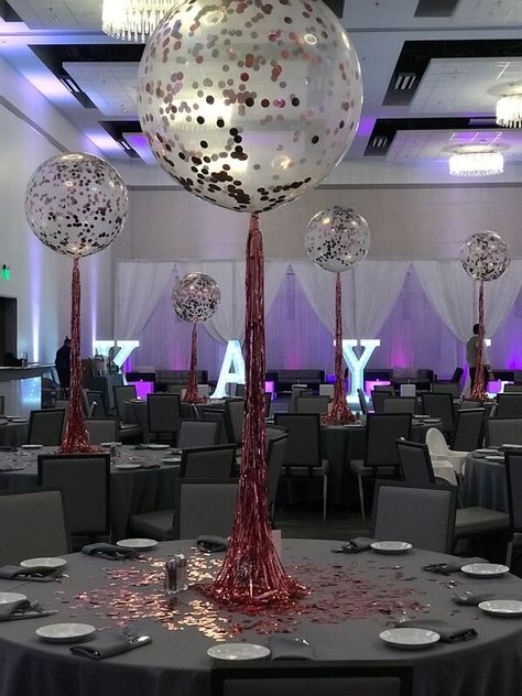 Balloon Decor - BALLOONS WITH A TWIST Fun Centerpiece Ideas, Prom Table Centerpieces, Balloon Centerpieces Diy, Balloon Hacks, Cheer Banquet, Light Up Balloons, Decor Balloons, Bar Mitzvah Party, 1st Birthday Party For Girls