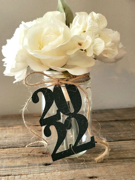 Grad Decoration Ideas Centerpieces, Grad Party Ideas Decorations Table Centerpieces, Mason Jars Decorations, Simple Graduation Centerpieces Diy, Diy Grad Party Centerpieces Table Decorations, Modern Party Table Decor, Cute Graduation Centerpieces, Simple Graduation Table Decorations, Grad Centerpiece Ideas Easy Diy