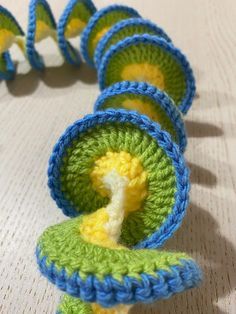 How I made a Crochet Wind Spinner - Samelia's Mum Crochet Pattern Wind Spinner, Wind Spinners Haken, Crocheted Wind Spinners Free Pattern, Crochet Wind Spinners Free Pattern, Windspinner Crochet, Wind Spinners Crochet, Crochet Inspiration Ideas Projects, Whirlygigs Wind Spinners, Crochet Windspinners