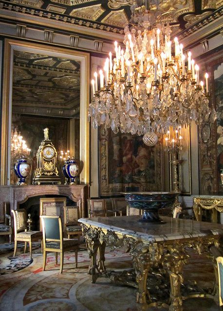 Chateau de FontainebleauChandelier. Se usan con mas frecuencia en el estilo decorativo clásico.  Requiere grandes espacios para que pueda destacarse. Las lámparas chandelier tienen su origen en los candelabros utilizados  en la antiguedad Para iluminar las estancias se colocaba un conjunto de velas colgando del techo, elevado con cuerdas o cadenas. Las bases de estos candelabros fueron evolucionando hasta convertirse en objetos decorativos. Poco a poco se incorporaron nuevos materiales. بيوت ملكية, Palace Interior, Castles Interior, Chateau France, French Interior, Beautiful Chandelier, Beautiful Lighting, French Decor, Classic Interior