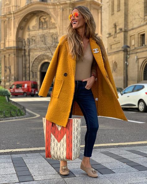 Believe in yourself🧡💛. #sundays #ootd. . -Abrigo mostaza by @bendittashop #colorbrutal🙌🏻 #abrigorizoideal. . 👉🏼Desliza para ver más.… Plain Coats, Fall Cardigan, Yellow Coat, Long Coat Jacket, Long Coat Women, Velvet Fashion, Long Sleeves Coats, Fleece Coat, Cardigan Coat