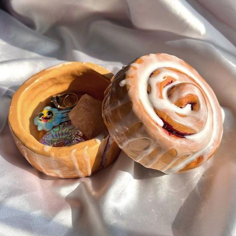 faith charlotte on Instagram: "the cinnamon roll box - open now! last chance of the year to grab one! thank you for all the love on this trinket box 🥹♥️ • • • • #clay #clayart #trinket #trinkettray #trinketbox #claybox #jewelrybox #food #foodart #cinnamonrolls #cinnamonroll #cuteart #realistic #dessert #art #baking #bakery #frosting" Trinket Box Clay, Kawaii Ceramics, Bakery Frosting, Hobbies Aesthetic, Platonic Wife, Shein Home Decor, Dessert Art, Clay Box, Epoxy Clay