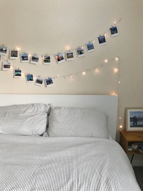 Print out your adventure photos and hang them on fairy lights above your bed; there's no better way to show off your travel photos! Fairy Lights Above Bed, Lights Above Bed, Pictures Above Bed, Above Bed Ideas, Aesthetic Bedrooms, Pictures On String, Minimalist Inspiration, Fairy Lights Bedroom, Uni Room