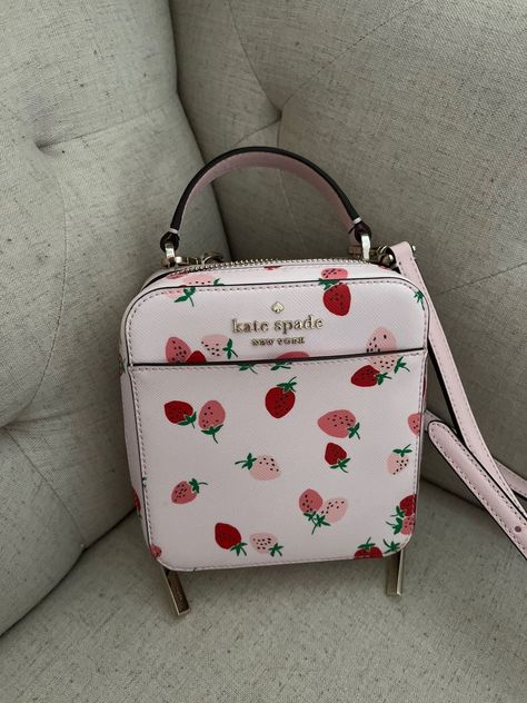 #purses #pursesandhandbags #pursesandbags #bagsandpurses #handbags #handbagspurses Kate Spade Strawberry, Purse Essentials, Girly Bags, Cute Handbags, Luxury Purses, Fancy Bags, Pretty Bags, Cute Purses, Bags Fashion