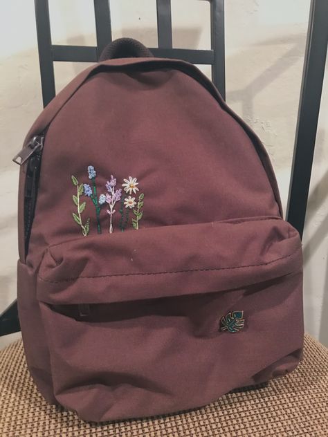 embroidery, lavender, daisies, backpack, brown, aesthetic Backpack With Embroidery, Sewing On Backpack, Embroidery On School Bag, Embroidery Designs Backpack, Backpack Aesthetic Decoration, Embroidery Backpack Ideas, Embroidery Backpack Jansport, Embroidered Backpack Diy, Aesthetic Backpack Decor