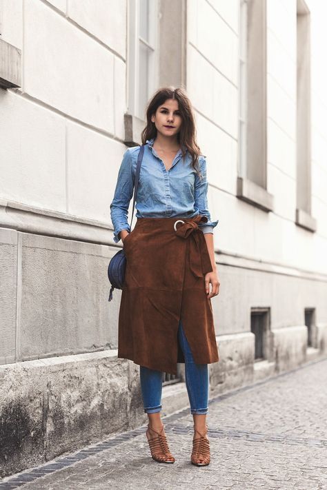 10 Genius Layering Tips To Give You Completely Different Outfits Skirt Over Jeans, Dress Over Jeans, Dress Over Pants, Winter Skirt Outfit, Rock Outfit, Layered Fashion, Layering Outfits, Chambray Shirt, Casual Street Style