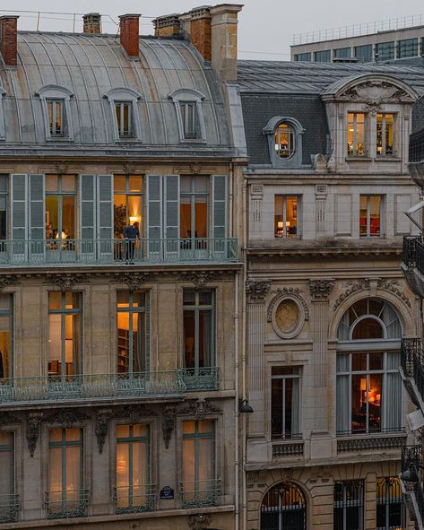 Parisian Buildings, Paris In October, Apartment Exterior, Paris Books, Paris Dream, Paris Travel Guide, Parisian Apartment, Paris Apartments, Dream Apartment