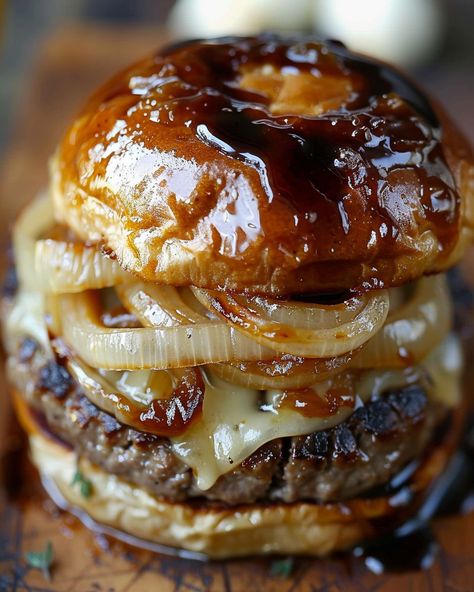 There's just something extra special about biting into a juicy burger that's been kissed by the flames of the grill. Add in irresistible French onion flavors, and you've got yourself a true summertime cult classic. Burger With Onion Rings, Hamburger Toppings Ideas, French Dip Burger, French Burger, French Onion Burgers, Tailgate Burgers, Burgers On Grill, French Onion Burger, Perfect Grilled Burgers