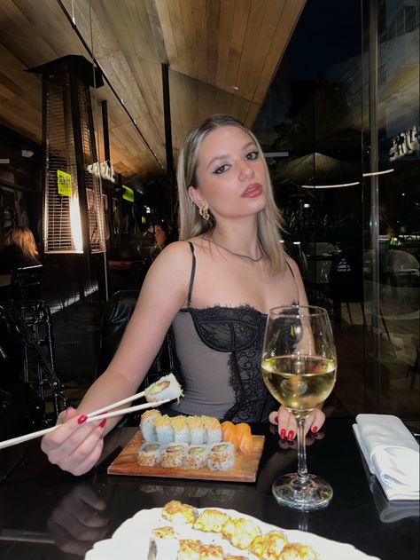 Sushi Dinner Outfit, Sushi Night Outfit, Diner Outfits Night, Bar Date Outfit, Sushi Date Outfit, Sushi Date, Instagram Blogging, Sushi Dinner, Post Insta