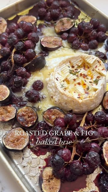 Baked Brie And Grapes, Baking With Wine, Red Grapes Recipes, Fig Jam Crostini, Fig Appetizer Recipes, Fig Appetizer, Baked Brie Recipes, Roast In The Oven, Roasted Figs