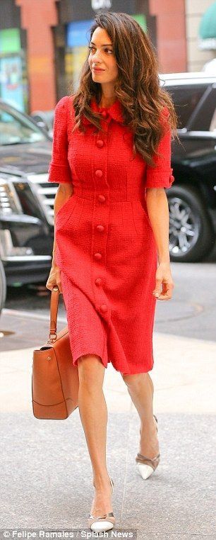 Amal Clooney in Dolce and Gabbana Amal Alamuddin Style, Amal Clooney, Casual Chique, Red Dresses Classy, Celebrity Trends, Simple Shirts, Red Outfit, Work Wardrobe, Red Shirt