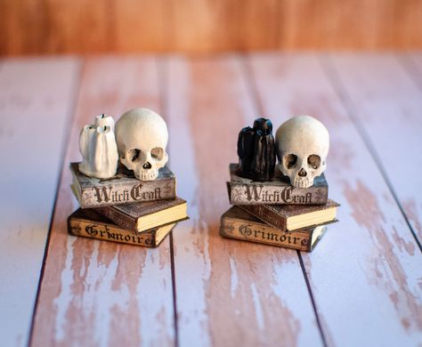 This listing is for this tiny set of three spell craft books, stacked together, with a realistic skull and candles on top. Everything is securely glued together and does not come in separate pieces. The books are Witchcraft, The Art of Necromancy, and Grimoire. The skull and candles are made from resin and hand painted. This miniature decoration would look amazing in any dollhouse, Halloween scene, or haunted miniature. Thank you for stopping by, be sure to check out my shop for other handmade c Polymer Clay Halloween Diorama, Tiny Christmas Crafts, Goth Dollhouse Miniatures, Diy Halloween Clay Crafts, Miniature Crafts Tiny Things, Halloween Miniatures Diy, Clay Miniatures Diy, Haunted Dollhouse Diy Ideas, Gothic Miniatures