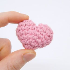 Crochet Mini Heart Pattern, Crochet Heart Patterns, Club Crochet, Valentine Crochet, Large Crochet Hooks, Crochet Hearts, Crochet Bookmark Pattern, Heart Plush, Crochet Heart Pattern