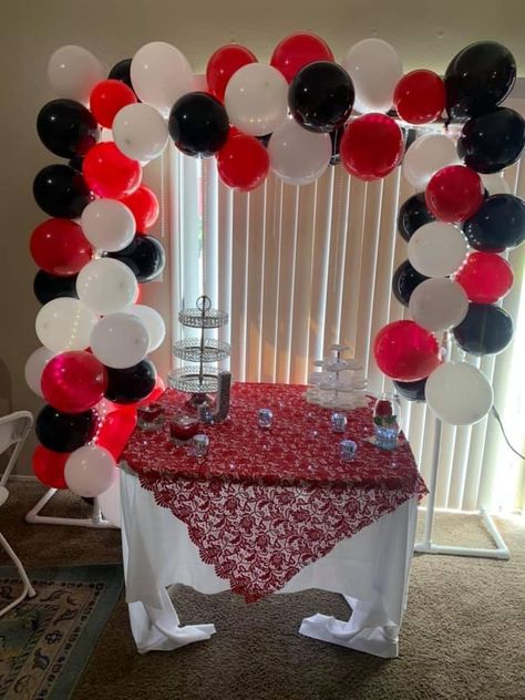 Black And White Balloons, White Balloons, Balloon Art, Quinceanera, Red And Black, Scream, Balloons, Black And Red, Black And White