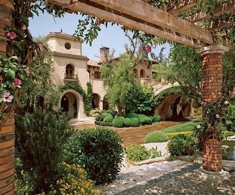 Tuscan Style Villa, Style Hacienda, Style Toscan, Tuscan Style Homes, Mediterranean Style Homes, Tuscan Design, Mediterranean Home Decor, Tuscan House, Casas Coloniales