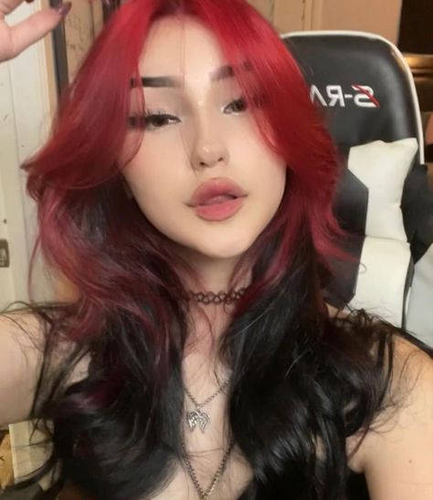 Black Red Hair, Split Dyed Hair, Hair Color Underneath, Red Hair Inspo, Dyed Red Hair, Hair Color Streaks, Hair Streaks, Dyed Hair Inspiration, Pretty Hair Color