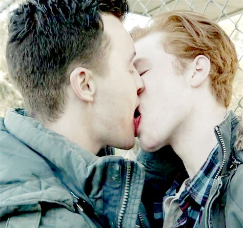 Shameless Scenes, Shameless Mickey And Ian, Ian Shameless, Shameless Tv Show, Noel Fisher, Mickey And Ian, Ian And Mickey, Jerome Valeska, Cameron Monaghan