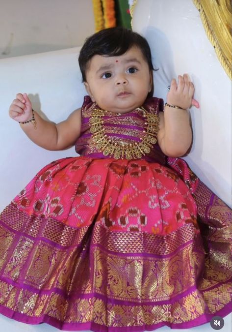 Baby Girl Dresses Indian, Bubu Dresses, Traditional Baby Dresses, Pattu Pavadai Designs, Baby Lehenga, Pattu Langa, Kids Indian Wear, Mom Daughter Outfits, Pattu Pavadai