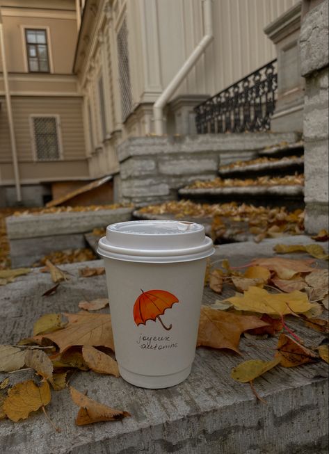 autumn fall coffee cold beverage coffee to go warm leaves Hygge Autumn, Autumn In My Heart, Italy Coffee, Motivation Psychology, Fall Is Coming, Pumpkin Spice Season, Coffee To Go, Autumn Scenes, Fall Coffee