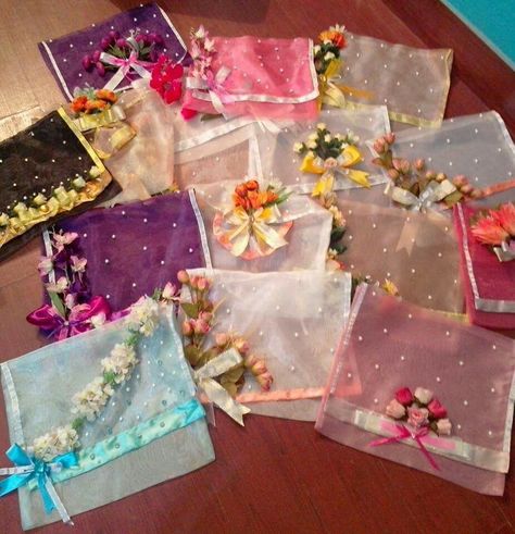 Sadi Gift Packing, Haldi Gift Hampers, Weeding Gift Packing Ideas, Saree Wrapping Ideas For Gift, Saree Covers Ideas, Saree Packing Ideas Wedding Gift Packaging, Dress Packing Ideas, Saree Packing Ideas Wedding, Indian Wedding Giveaways