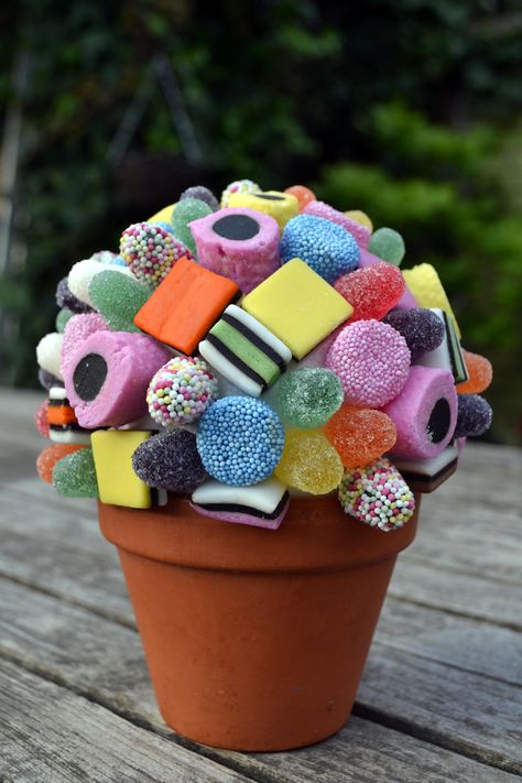 Candy Tree, Sweet Trees, Diy Presents, Cadeau Diy, Homemade Candies, Candy Bouquet, Homecoming Proposal Ideas, Jairzinho, Candy Party