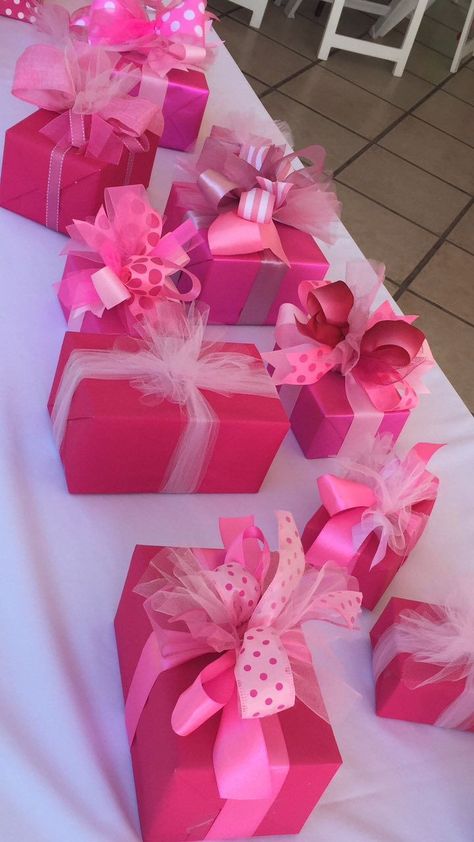 Pink Christmas Presents Wrapping Ideas, Hot Pink Gift Wrapping Ideas, Pink Christmas Box Gift, Luxury Gift Wrapping Pink, Barbie Gift Wrapping Ideas, Pink Wrapped Gifts, Pink Christmas Gift Wrap, Birthday Gift Ideas Diy Creative, Pink Gift Wrapping Ideas