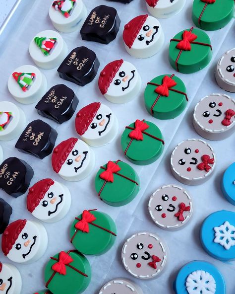 These Christmas treats are almost too cute to eat! #chocolateoreos #oreos #chocolatedipped #christmasgifts #christmasmood #customtreats… | Instagram Christmas Dipped Oreos, Christmas Dipped Treats, Christmas Cake Pucks, Christmas Oreos Chocolate Covered, Oreo Dipped In Chocolate, Chocolate Covered Oreos Birthday, Dipped Oreos Christmas, Chocolate Covered Oreos Christmas, Christmas Chocolate Covered Oreos