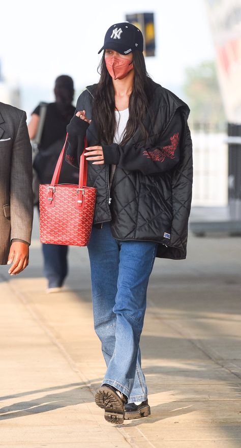 New York Airport, Bella Hadid Street Style, Jfk Airport, Models Off Duty Style, Bella Hadid Outfits, Bella Hadid Style, Hadid Style, Celeb Style, Winter Fits