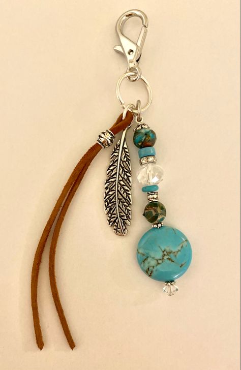 Homemade Keychains Diy, Diy Bag Charm Ideas, Purse Charms Diy How To Make, Leather Keychain Ideas, Diy Beaded Keychain, Beaded Keychain Diy, Tassen Hanger, Wire Keychain, Purse Charms Diy