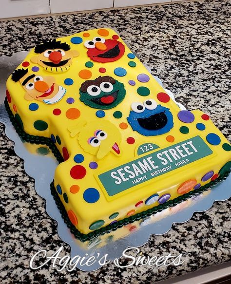 Sesame Street Birthday Cake Birthday Cake 1st, Sesame Street Birthday Cake, Sesame Street Birthday Cakes, Elmo Birthday Cake, Kid Birthday Outfits, Sesame Street Cake, Cake Simple, Kids Themed Birthday Parties, Elmo Birthday