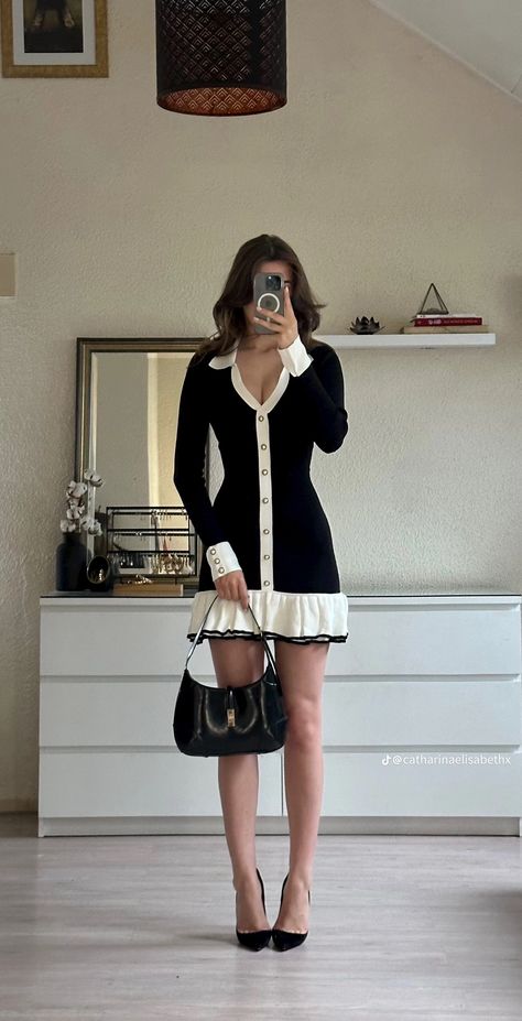 Chique Outfit, Frill Mini Dress, Stylish Work Attire, Stylish Work Outfits, Looks Chic, Professional Outfits, Clean Modern, Lookbook Outfits, Looks Vintage