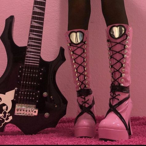 Draculaura Aesthetic, Tapeta Hello Kitty, Pink Goth, Pink Grunge, Goth Shoes, Mode Emo, Goth Outfit, Catty Noir, Dr Shoes