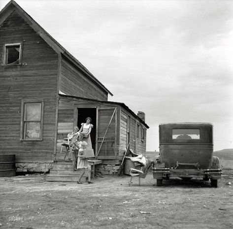 Dust Bowl migrants abandoning their farm. Photo by Arthur Rothstein. Shorpy Historical Photos, The Oregon Trail, Dust Bowl, The Great, North Dakota, Vintage Pictures, Photo Archive, Family Farm, Vintage Photographs