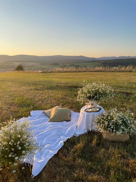 Camomille,mountain view, and sunset. Romantic picnic Picnic Shoot, Romantic Picnic, Picnic Inspiration, Romantic Picnics, Mountain View, Dark Academia, Linen Bedding, Instagram Photos, Photo And Video