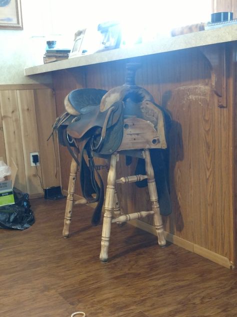 Display Saddle In House, What To Do With Old Saddles, Old Saddle Repurpose, Saddle Display Ideas House, Saddle Rack Ideas, Diy Saddle Rack, Repurposed Saddle, Saddle Display, Saddle Decor