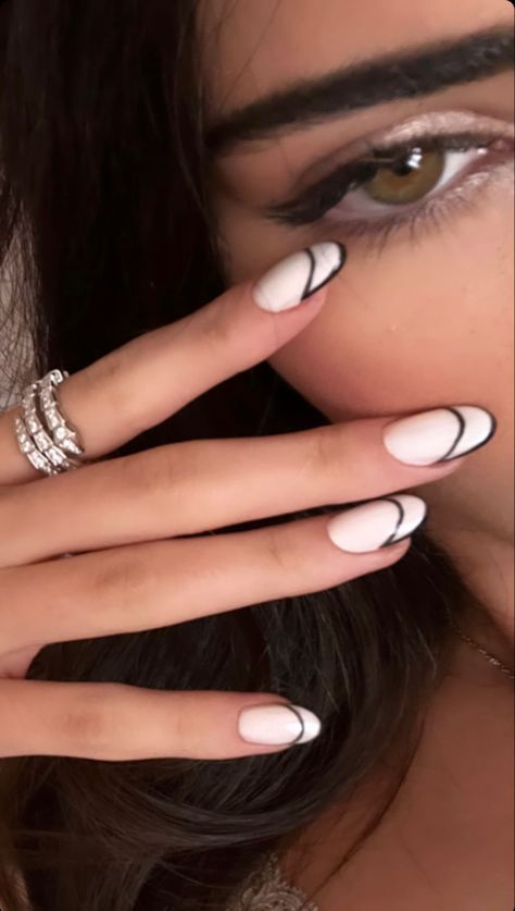 Amara Rossi, Neutral Nails Acrylic, Euphoria Nails, Brunette Aesthetic, Fancy Nail Art, Pretty Nose, Makeup Accesories, Vintage Nails, Perfect Tan