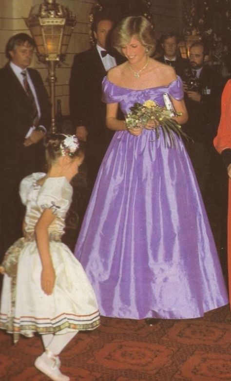 April 18, 1983: Princess Diana at the ballet "Coppelia" St James's Theatre in Auckland. Princess Diana And Charles, Royal Gowns, Prins William, Princess Diana Fashion, Prins Harry, Princess Diana Family, Princess Diana Photos, Fancy Frocks, Princes Diana