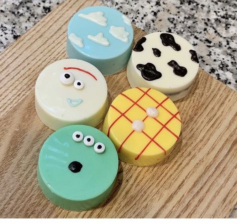 Bluey Theme Chocolate Covered Oreos, Toy Story Oreos Chocolate Covered, Toy Story Oreos, Oreo Cookie Pucks, Cake Puck Recipe, Chocolate Oreos Covered, Chocolate Covered Oreos Ideas, Chocolate Covered Oreo Ideas, Cake Puck Designs