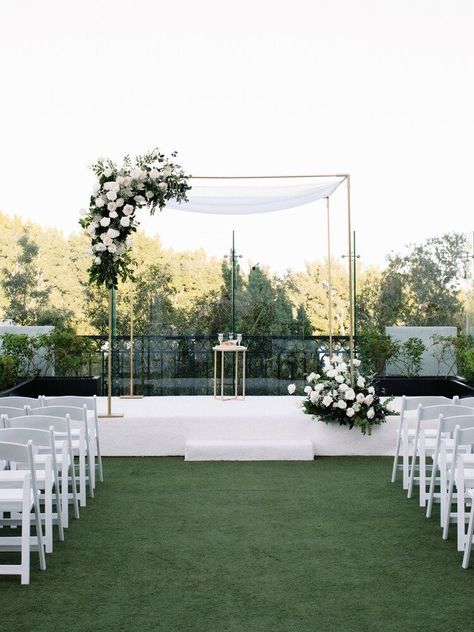 Dreamy Wedding Decor, Wedding Decoration Idea, Ideas Wedding Decoration, Simple Classic Wedding, Decoration Ideas Wedding, Wedding Ceremony Decorations Outdoor, Wedding Chuppah, White Wedding Decorations, Wedding Background Decoration