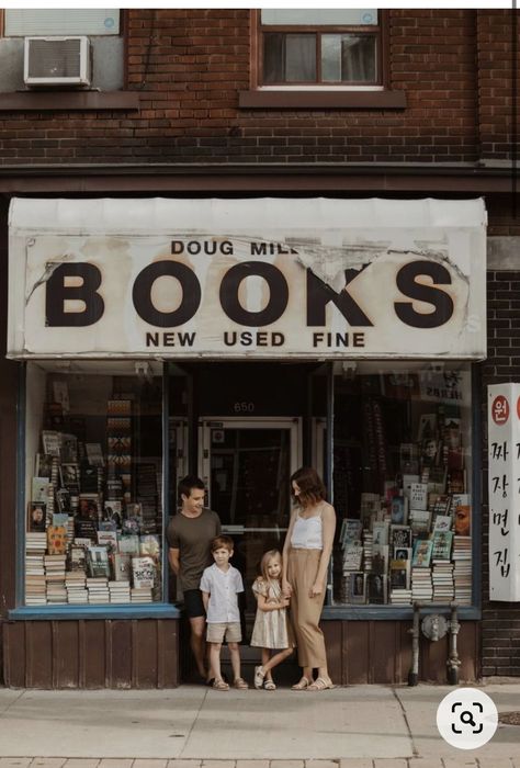 Library Family Photoshoot, Urban Family Photo Shoot, Vintage Family Photoshoot Ideas, Coffee Shop Family Photoshoot, Family Street Photoshoot, Family Photoshoot In The City, City Family Photoshoot, Milkshake Photography, Urban Family Pictures