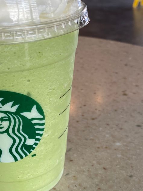 Green Aesthic, Starbucks Matcha Drinks, Starbucks Green Tea, Te Matcha, Starbucks Matcha, Matcha Drink, Starbucks Green, Delicacy Food, Green Theme