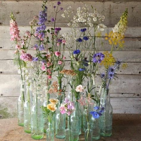 Weddings Decorations Elegant Romantic, Vases With Flowers, Spring Wedding Centerpieces, Wildflower Centerpieces, Fest Temaer, Spring Wedding Decorations, Elegant Centerpieces, Wedding Decor Elegant, Wildflower Wedding