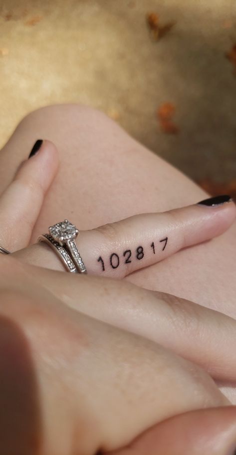 Hand Date Tattoos, Memorial Finger Tattoo, Date Finger Tattoo, Wedding Date Tattoo, Couple Ring Finger Tattoos, Wedding Date Tattoos, Side Finger Tattoos, Justin Tattoo, Birthdate Tattoo