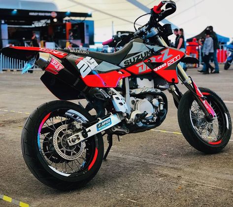 Drz400 Supermoto, Suzuki Supermoto, Suzuki Dirt Bikes, Ktm Supermoto, Tracker Motorcycle, Motocross Love, Cool Dirt Bikes, Motorcross Bike, Weird Cars